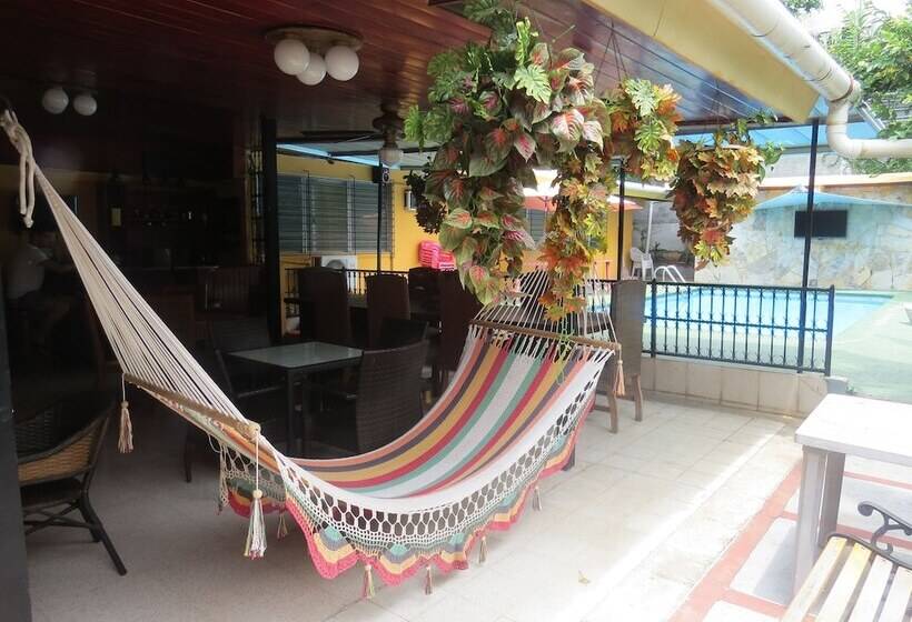 Общежитие Hostal Cocos Inn