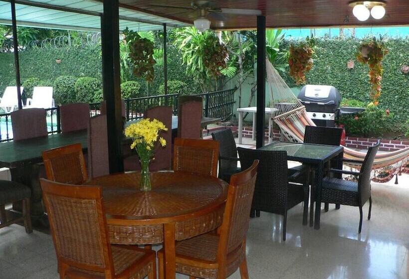 Общежитие Hostal Cocos Inn