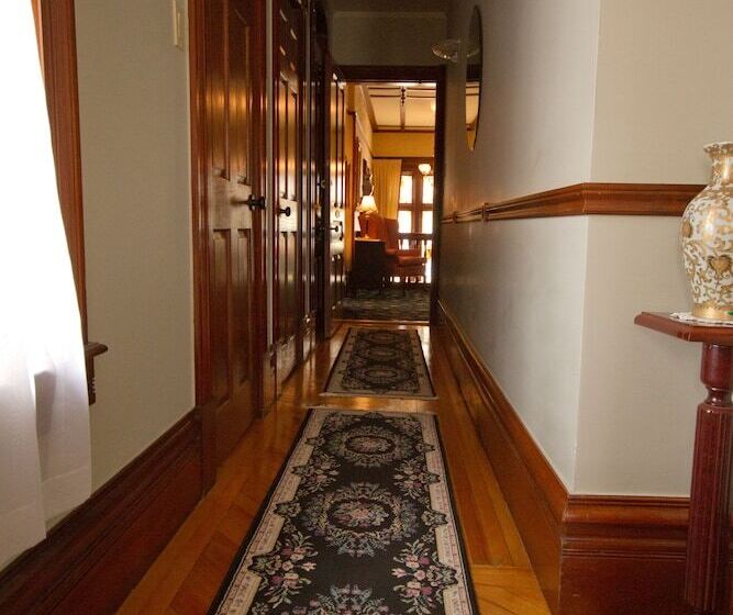 旅馆 Victoria's Historic Inn