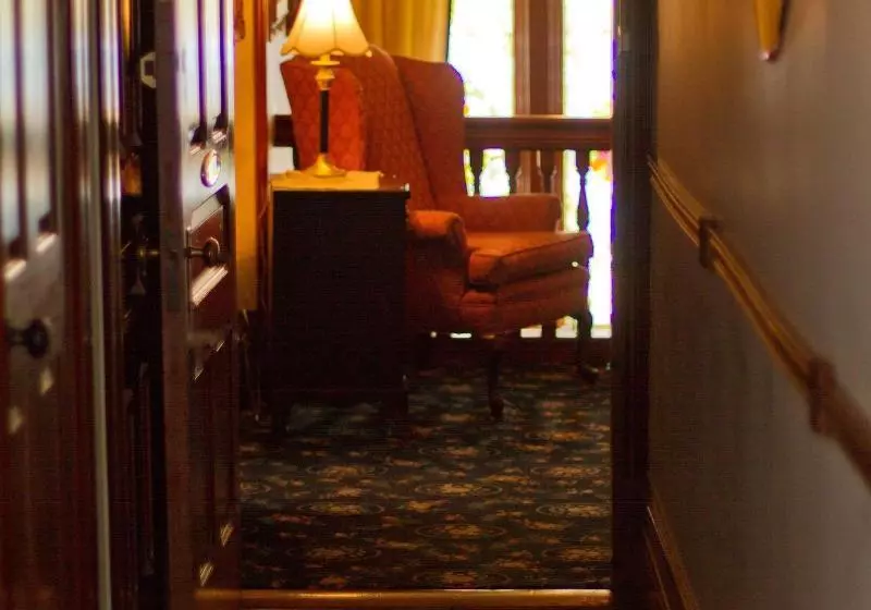 Retkeilymaja Victoria's Historic Inn