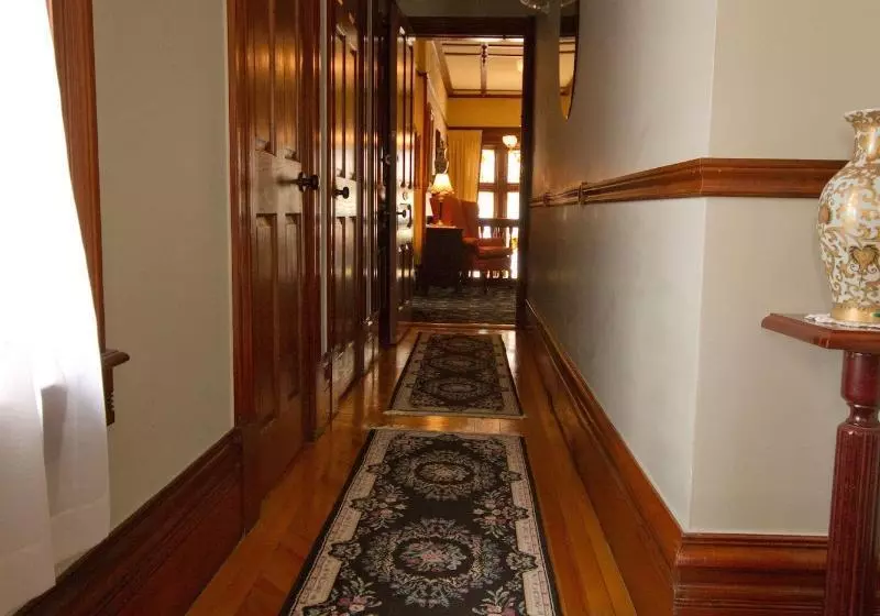 Retkeilymaja Victoria's Historic Inn