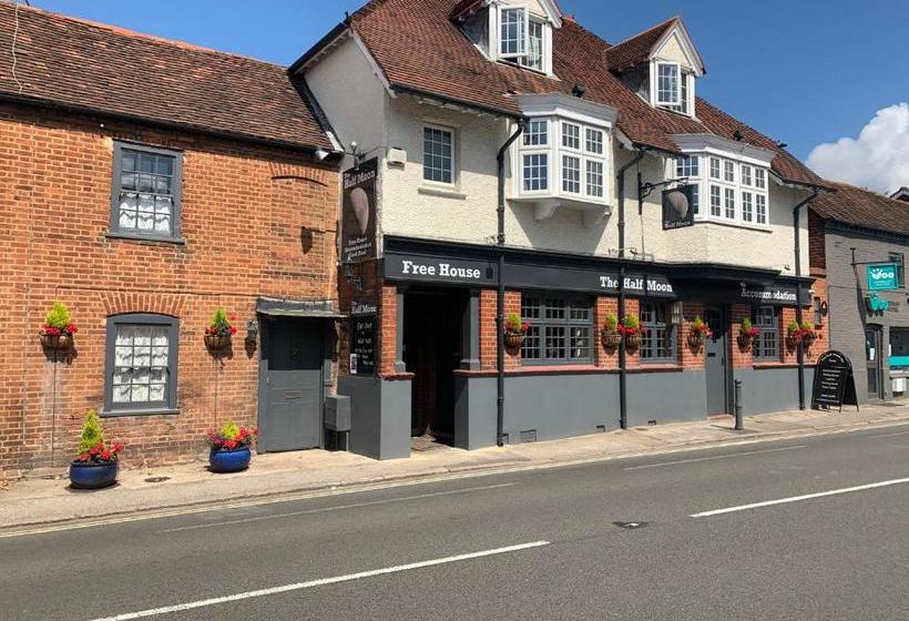 ユースホステル The Half Moon Inn