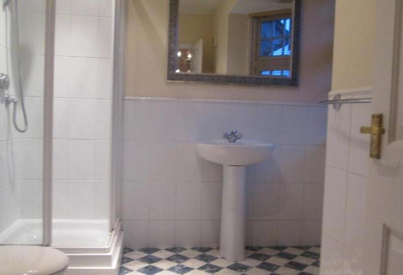 ユースホステル The Half Moon Inn