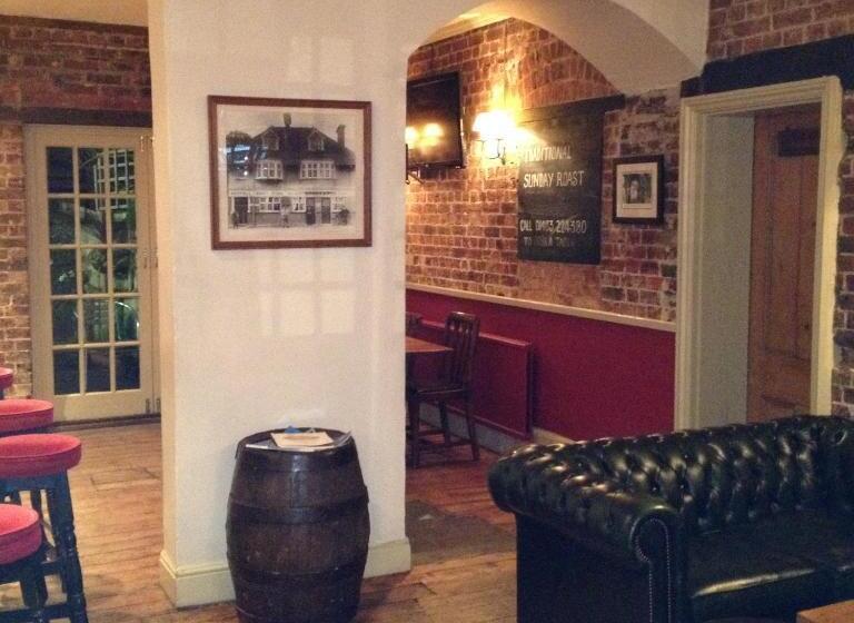 ユースホステル The Half Moon Inn