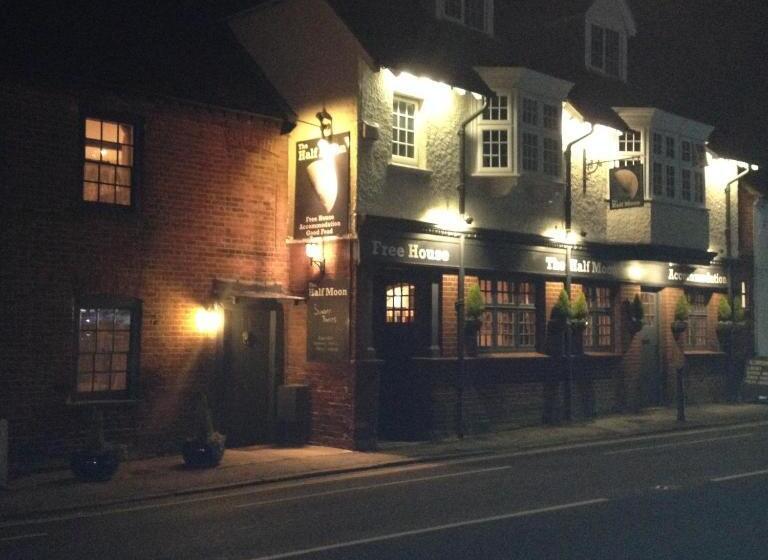 ユースホステル The Half Moon Inn