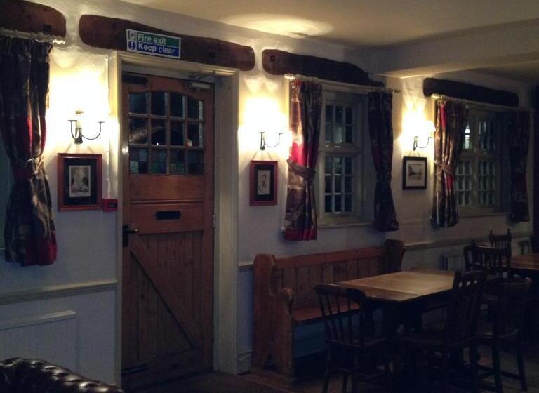 ユースホステル The Half Moon Inn