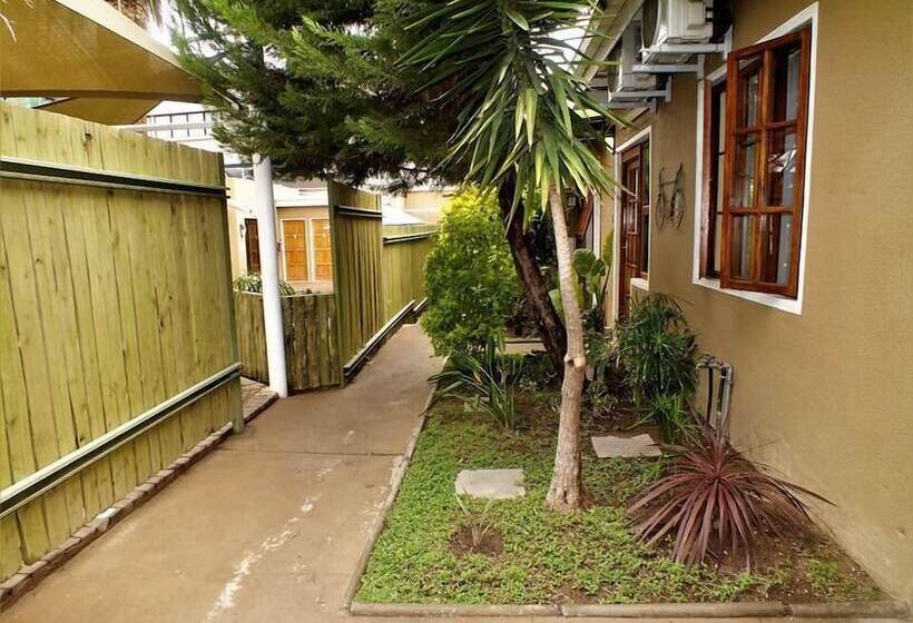 پانسیون Uzuri Guesthouse Cc