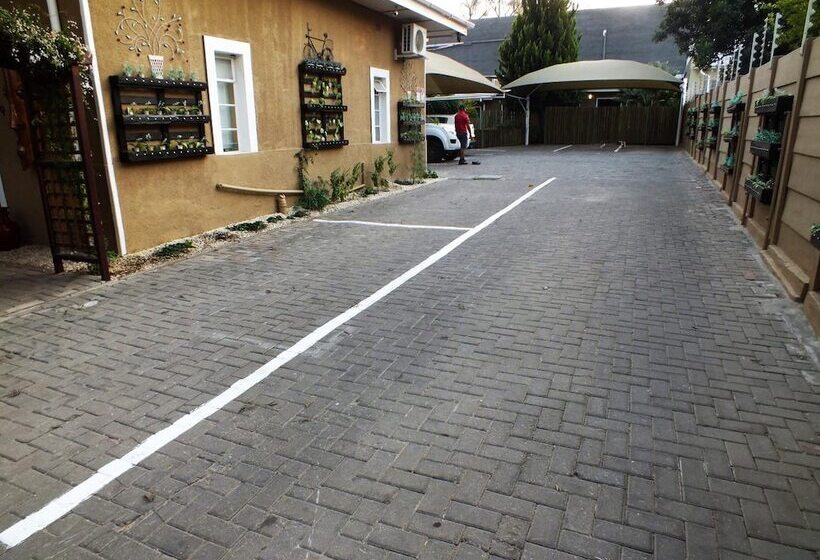 پانسیون Uzuri Guesthouse Cc