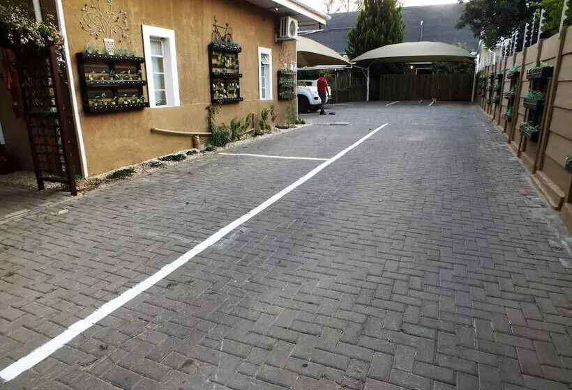 پانسیون Uzuri Guesthouse Cc