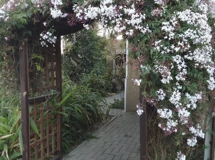 پانسیون Uzuri Guesthouse Cc