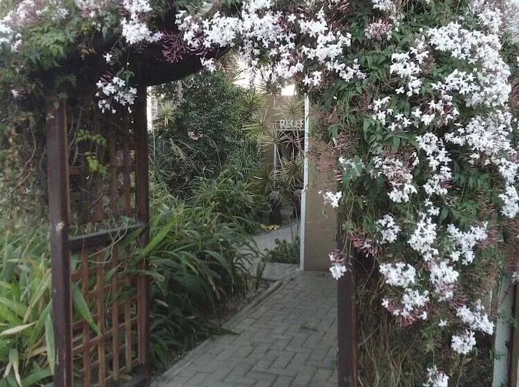 پانسیون Uzuri Guesthouse Cc