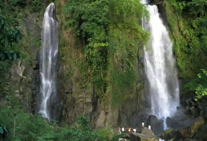 پانسیون Chez Ophelia Cottage Apartments