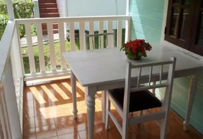 پانسیون Chez Ophelia Cottage Apartments