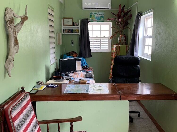 پانسیون Chez Ophelia Cottage Apartments