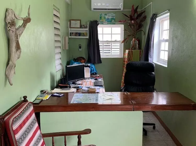 پانسیون Chez Ophelia Cottage Apartments