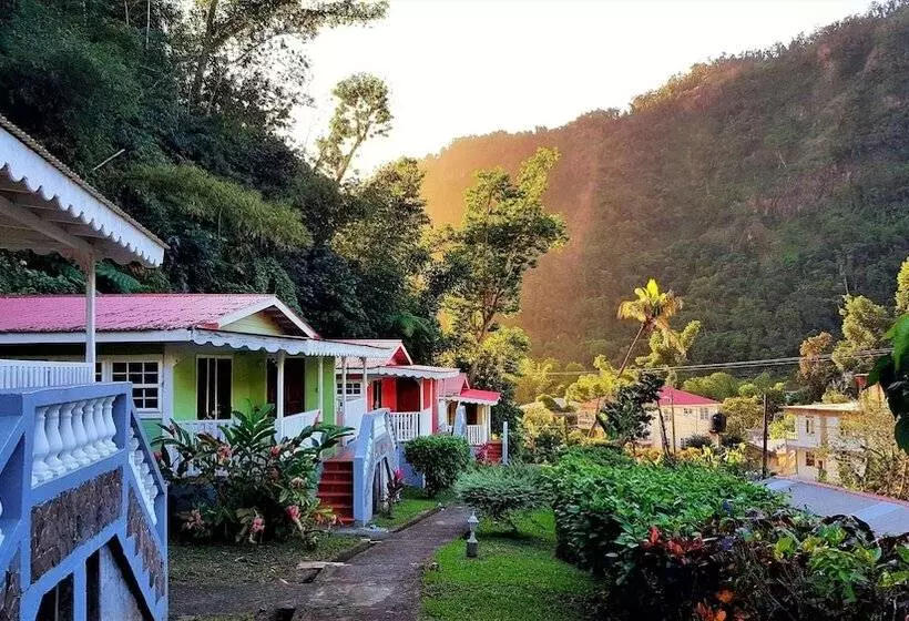 پانسیون Chez Ophelia Cottage Apartments