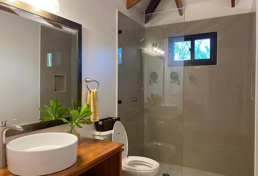 بنسيون Coconut Row Boutique