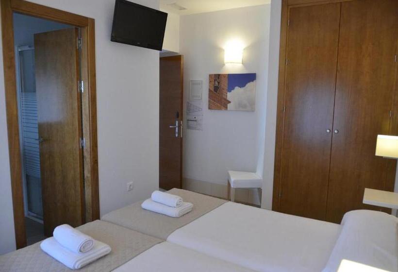 پانسیون Hostal La Fonda