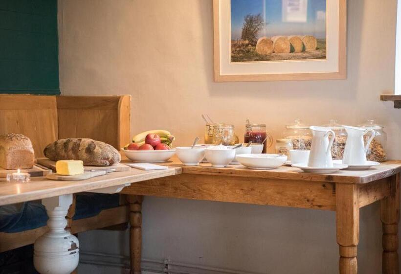 فندق Helen Browning's Royal Oak