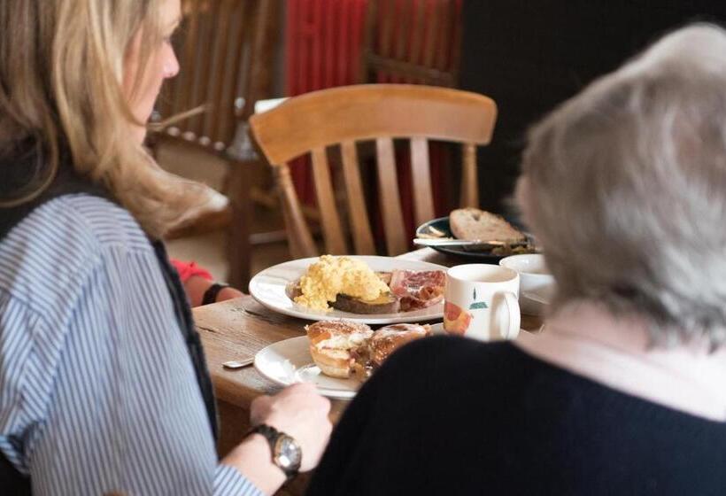 فندق Helen Browning's Royal Oak