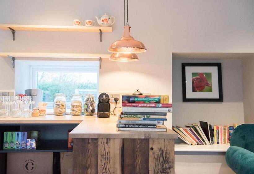 فندق Helen Browning's Royal Oak