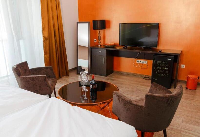 بنسيون Penzión V Inom Svete