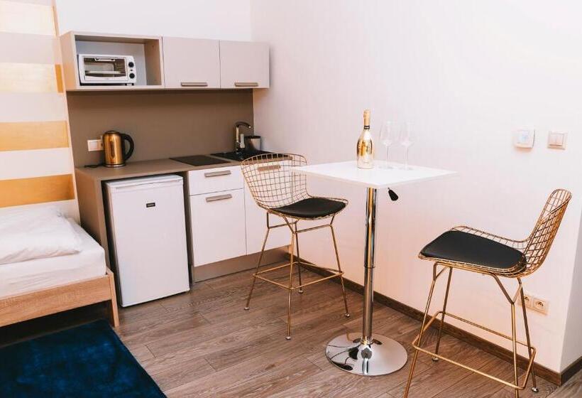 بنسيون Penzión V Inom Svete