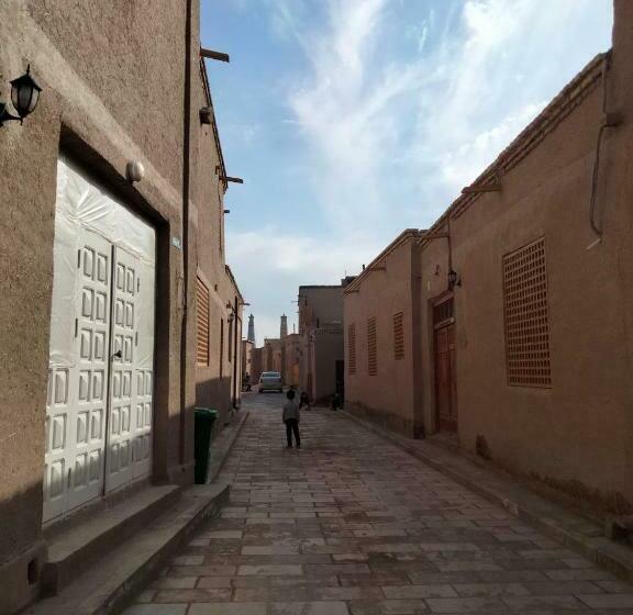 تختخواب و صبحانه Khan