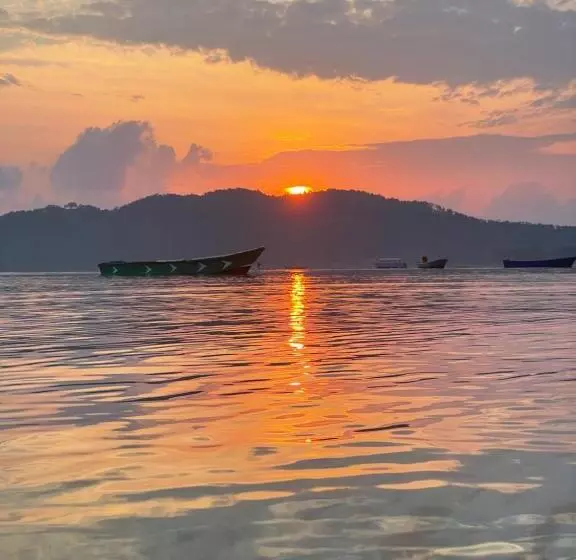 هاستل The Big Easy Koh Rong Samloem