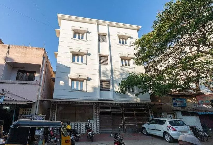 ホテル Spot On 37272 Alfa Palace