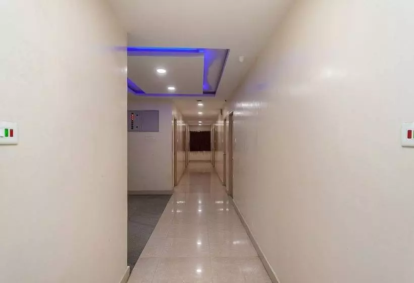 ホテル Spot On 37272 Alfa Palace