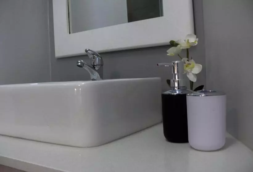 تختخواب و صبحانه Hamilton Urban Farm Guest House