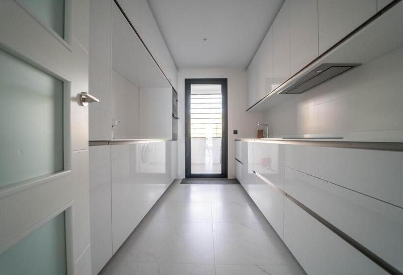 استراحتگاه Estepona Holiday Hills