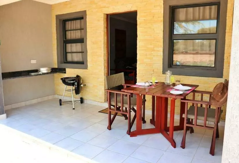 استراحتگاه Tlou Safari Lodge