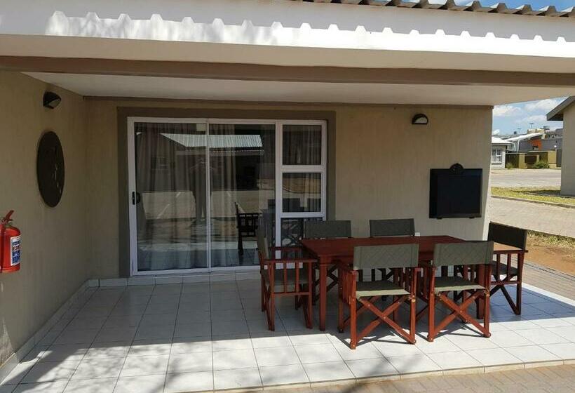 استراحتگاه Tlou Safari Lodge