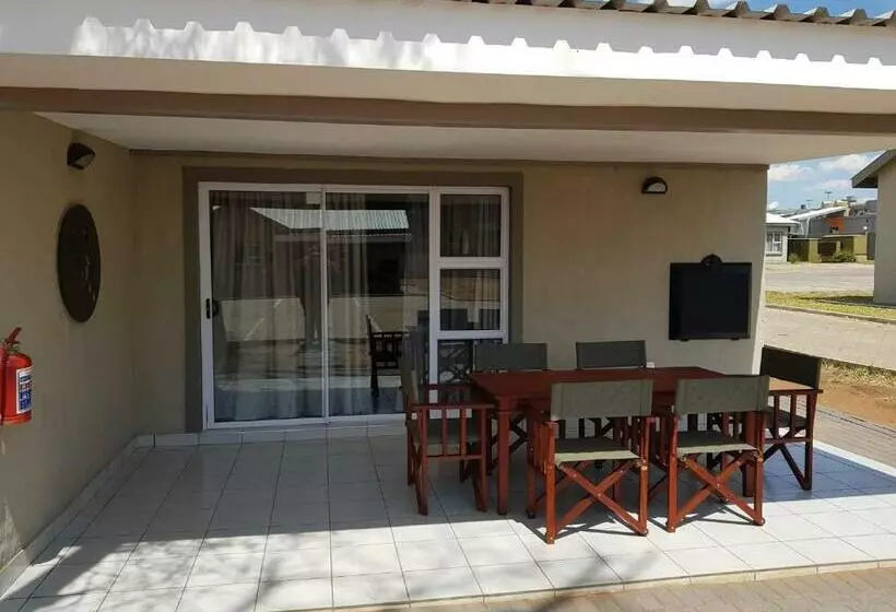 استراحتگاه Tlou Safari Lodge