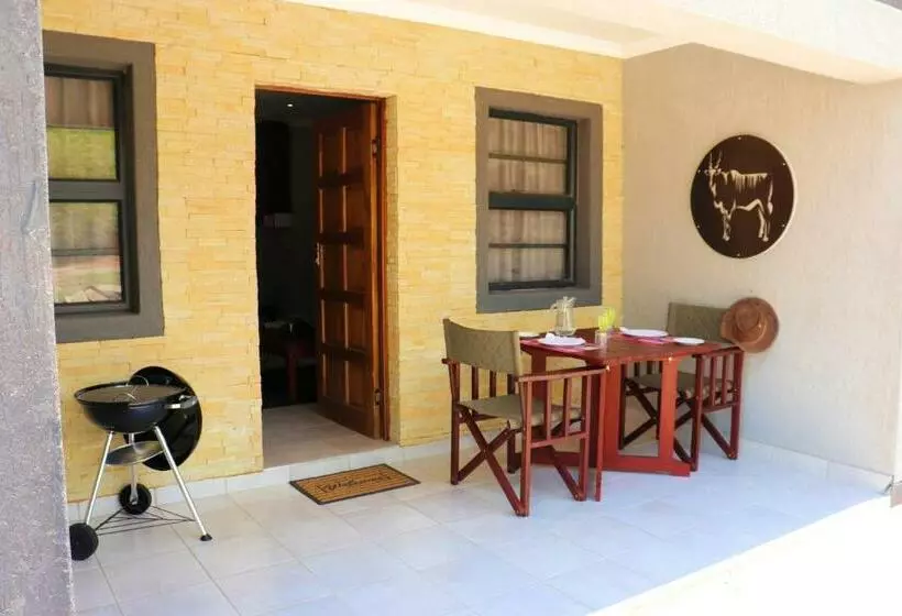 استراحتگاه Tlou Safari Lodge