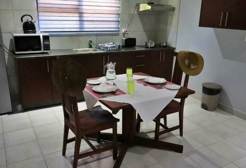 استراحتگاه Tlou Safari Lodge