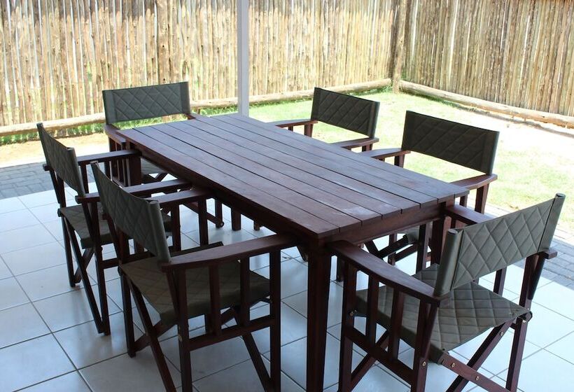 استراحتگاه Tlou Safari Lodge