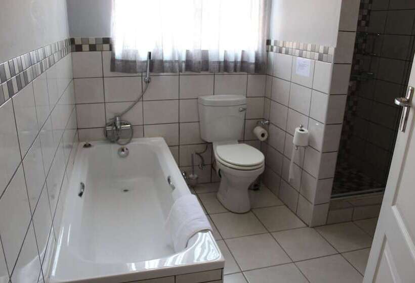 استراحتگاه Tlou Safari Lodge