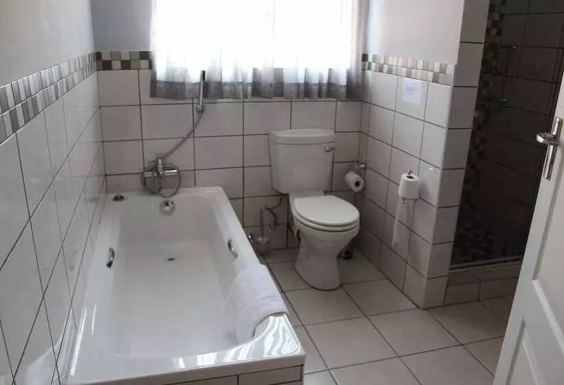 استراحتگاه Tlou Safari Lodge