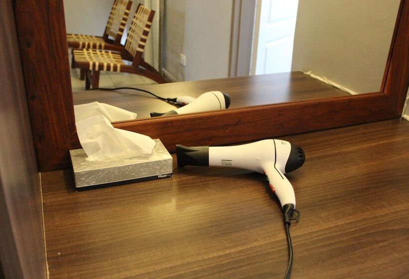 استراحتگاه Tlou Safari Lodge