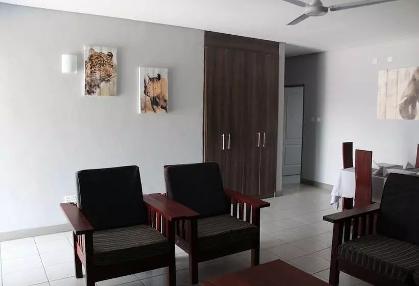 استراحتگاه Tlou Safari Lodge