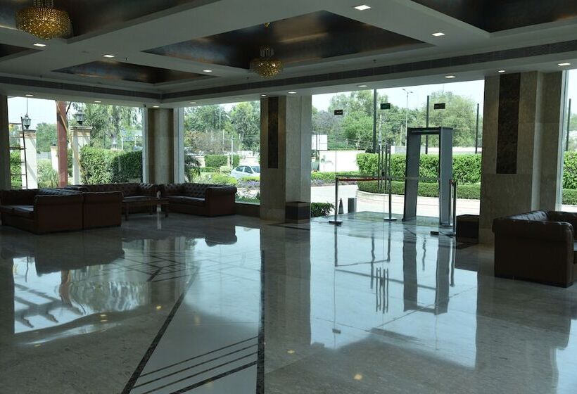 בית מלון כפרי Opulent By Udman Chhattarpur