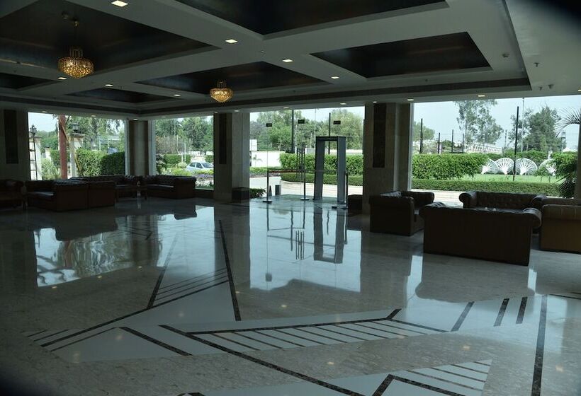 בית מלון כפרי Opulent By Udman Chhattarpur