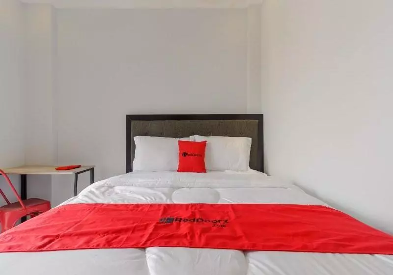 ペンション Reddoorz @ Jalan Bendungan Hilir