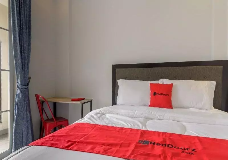 ペンション Reddoorz @ Jalan Bendungan Hilir