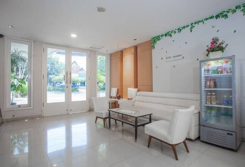 פנסיון Reddoorz Plus @ Idjen Boulevard Malang