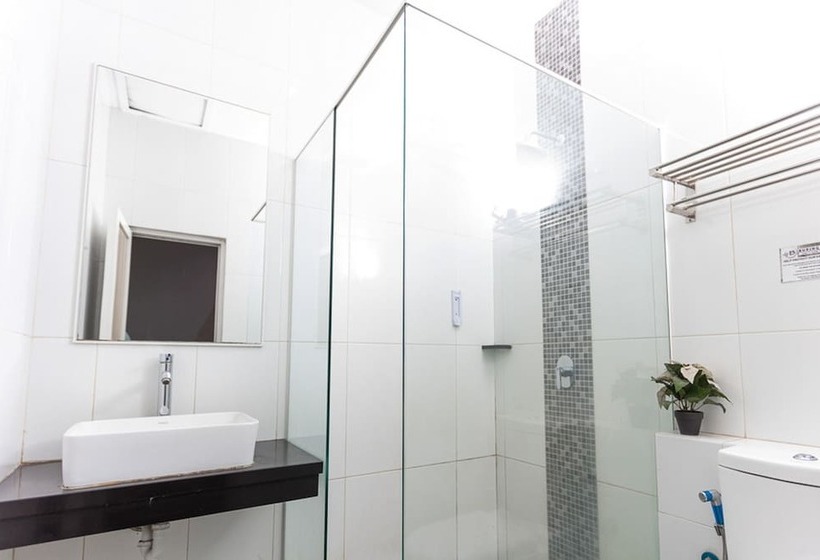 פנסיון Reddoorz Plus @ Idjen Boulevard Malang