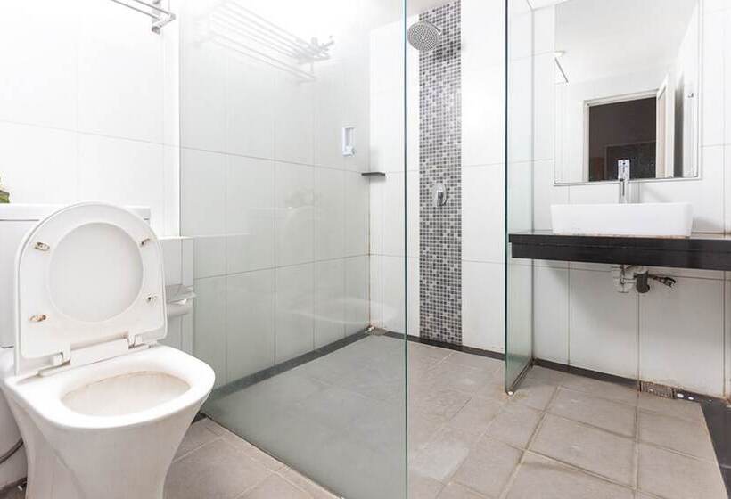 פנסיון Reddoorz Plus @ Idjen Boulevard Malang